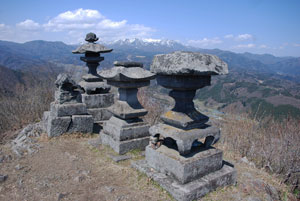 山頂の石燈籠と上州武尊山