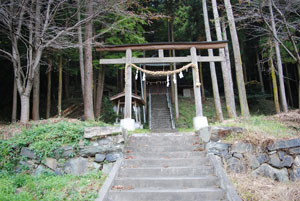 花園城址入口の諏訪神社